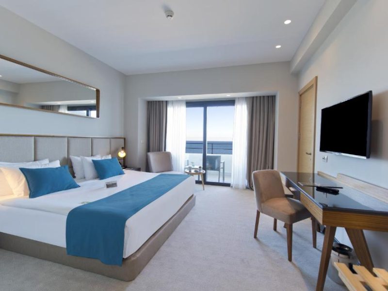 Deluxe Room with Sea View – Ramada Plaza Hotel